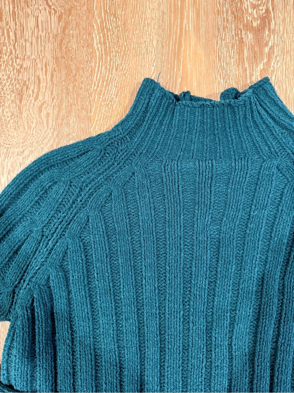 American eagle teal green sweater  XS Good condition